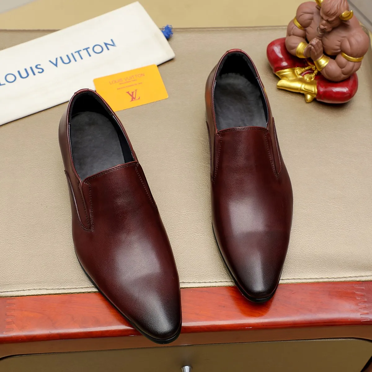 Men's shoes 💰540 💰 Louis Vuitton LV ® Autumn and Winter 🆕 models 🔛Full shoe counter First layer cowhide, 🐂Leather lined casual shoes for men, super soft outsole, essential for driving. Counter synchronization Original first layer cowhide Completely 1:1 mold customization 🌹Top version, 3 colors available! Number: 38-45 (37.46. Customized)